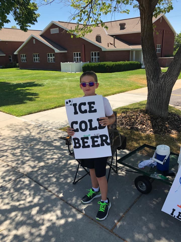 Police are called on boy selling “ice cold beer”—but then they get a closer look at his sign