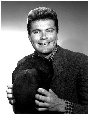 At the age of 85, actor Max Baer Jr., who played Jethro Bodine in “The Beverly Hillbillies,” looks like this.