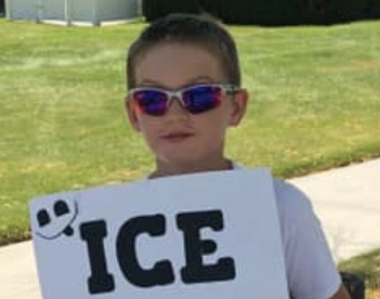 Police are called on boy selling “ice cold beer”—but then they get a closer look at his sign