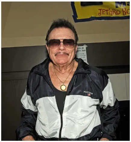 At the age of 85, actor Max Baer Jr., who played Jethro Bodine in “The Beverly Hillbillies,” looks like this.